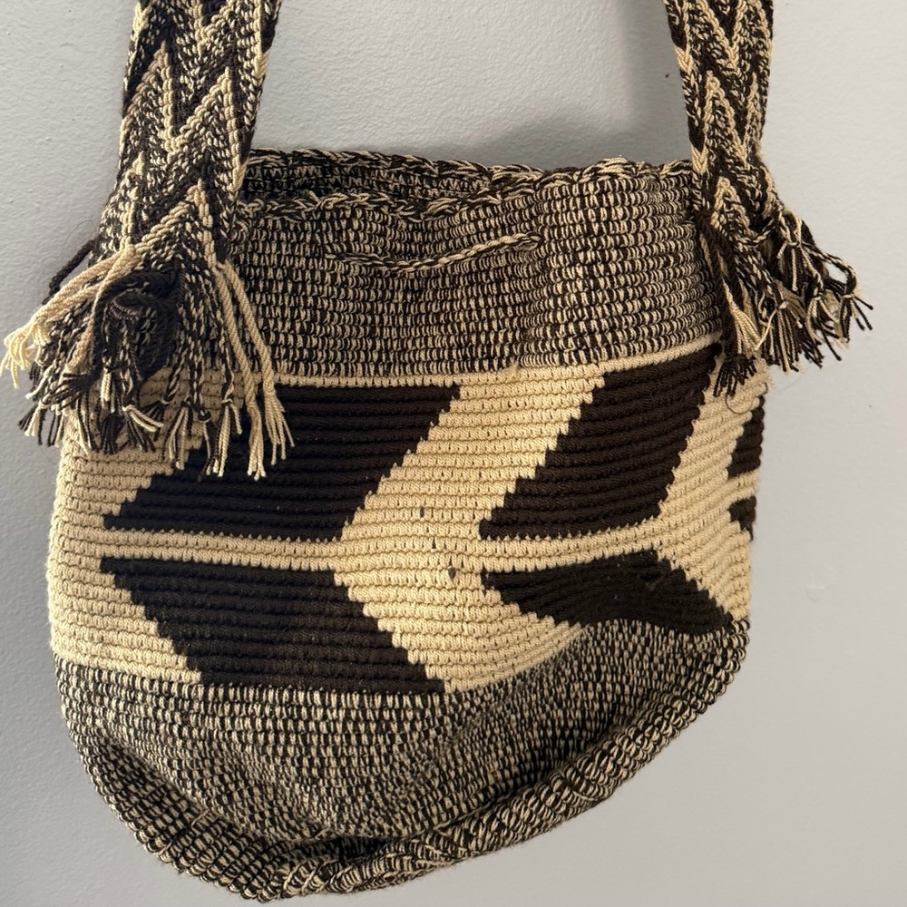 Chevron Patterned Woven Bag - Black and Tan Colombian wayuu shoulder bag